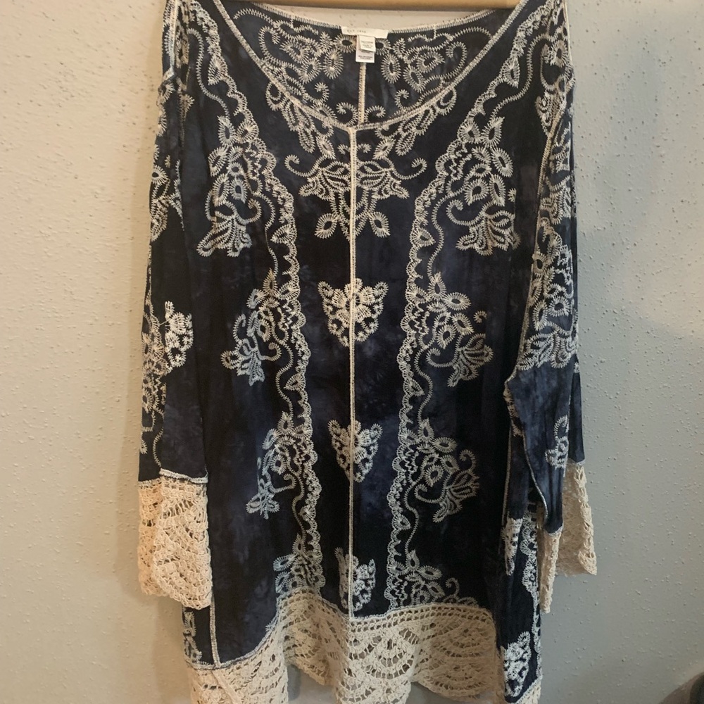 Cato 26/28 navy blue and cream blouse